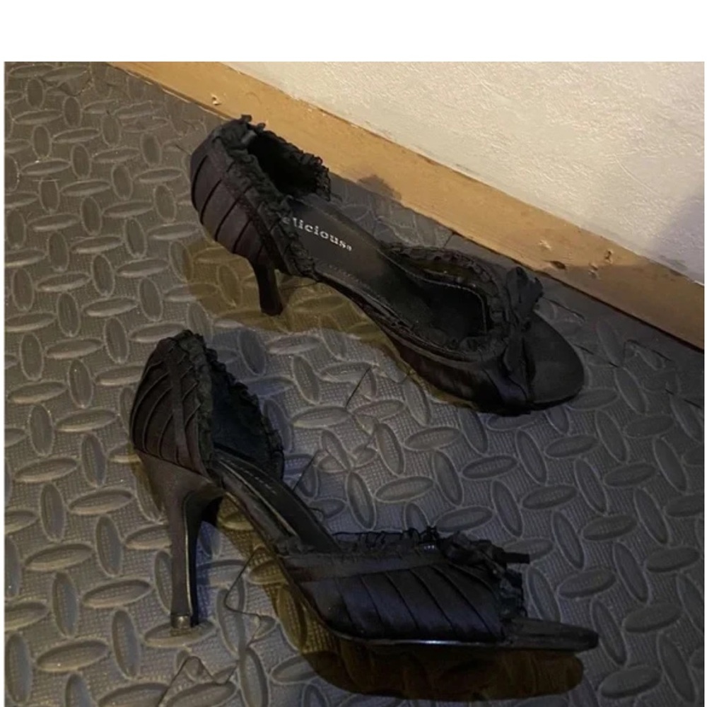 Chic Black Heeled Sandals